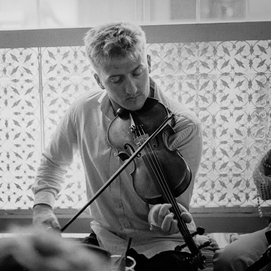 Tomás Ó Dálaigh playing the fiddle